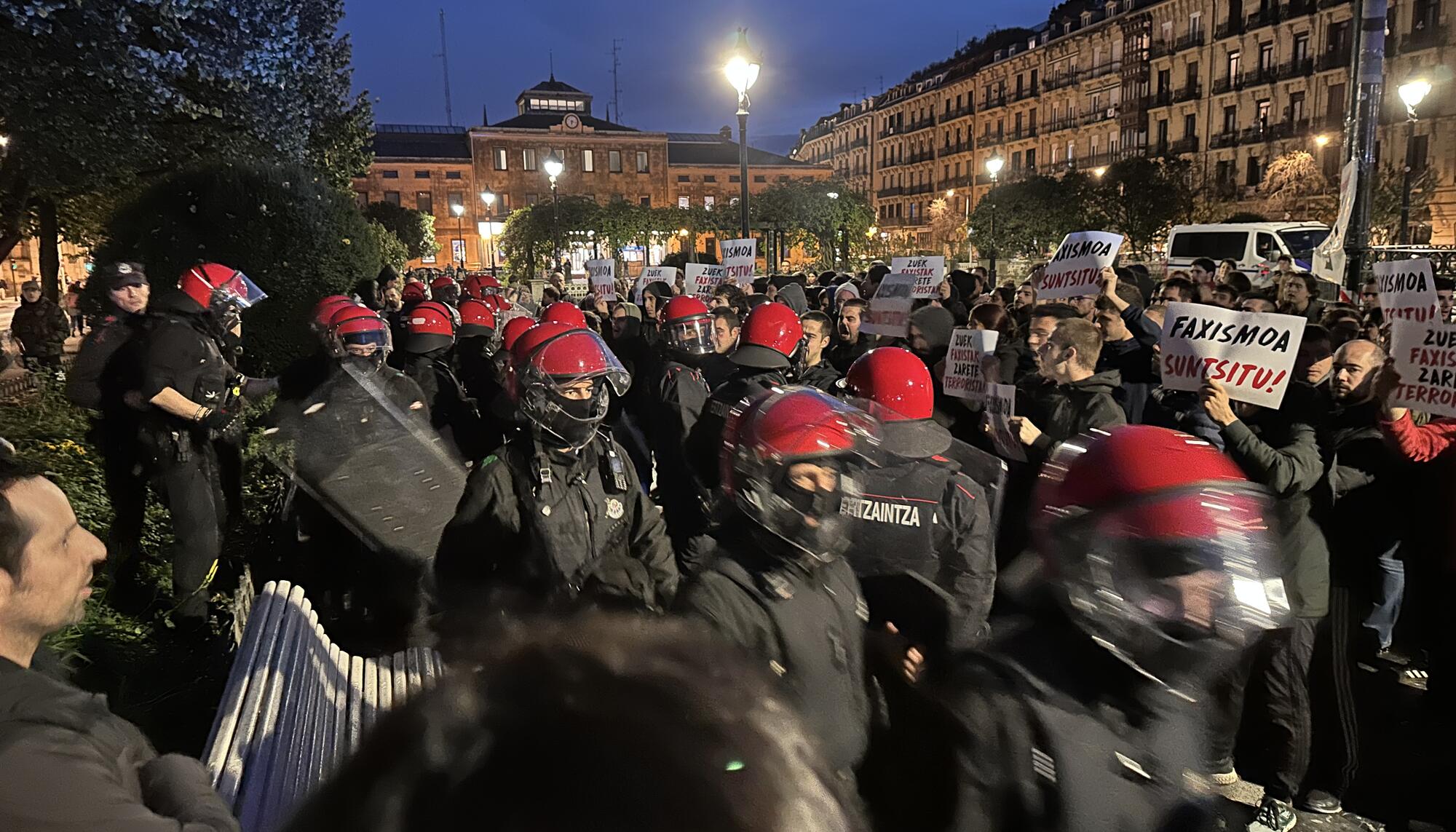 Ertzaintza contra antiracistas en Donostia